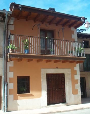 Fachada de una casa típica riazana reformada