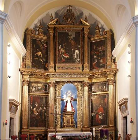 Retablo situado en el presbiterio