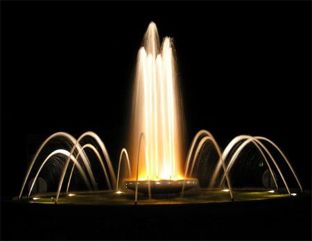 Fuente ornamental  vista nocturna
