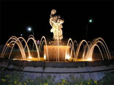 Fuente ornamental de La Jacinta iluminada