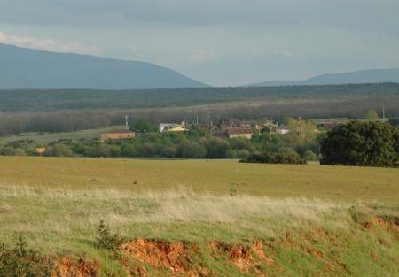 Aldeanueva del Monte, al fondo el puerto de Somosierra