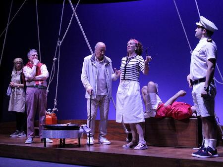 Imagen Atrás  Els Joglars vuelven a salir ovacionados del Teatro Juan Bravo después de una función de 'El Rey que fue' que hizo reír y reflexionar a partes iguales